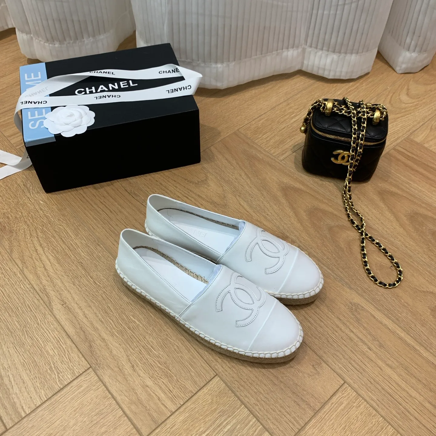 👟👟Ex-factory price 440👟👟 👑New colors are coming ✌️New version of Chanel fisherman shoes is coming❗️Delivered in a full set of top-notch packaging. The quality of my fisherman shoes has not been introduced much, everyone who has had them knows it! The original customized upper, and my outsole is the original translucent outsole, the opaque outsole is the wrong version, full set of authentic packaging ❗️ size: 35-40, running price